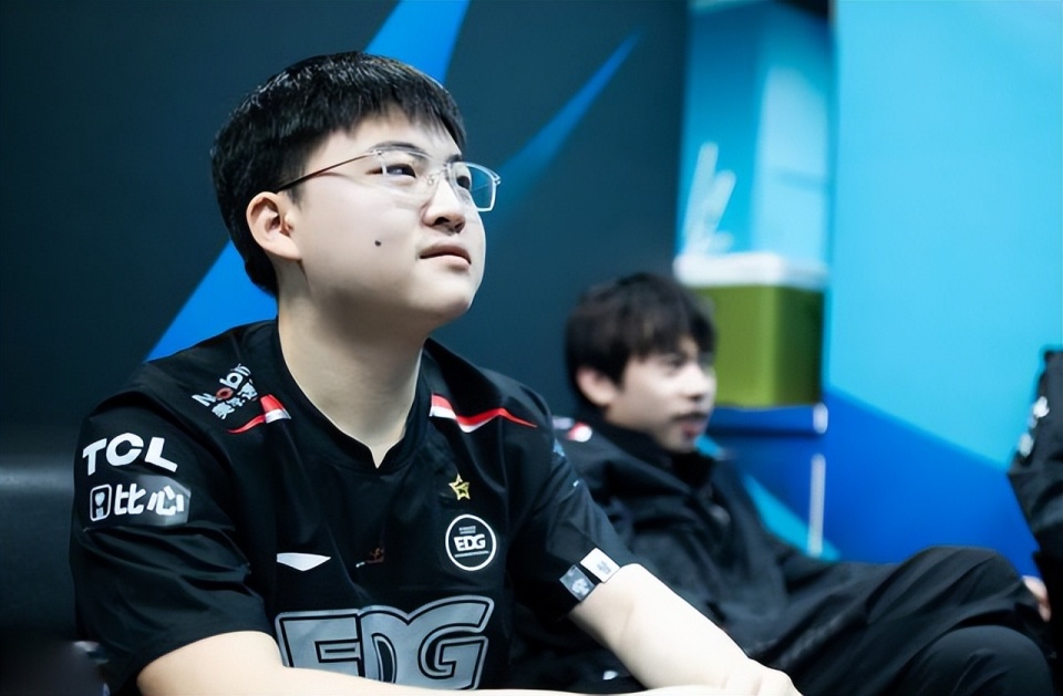 开云体育注册-关于电竞主播收入榜：Doinb年入8000万登顶的信息