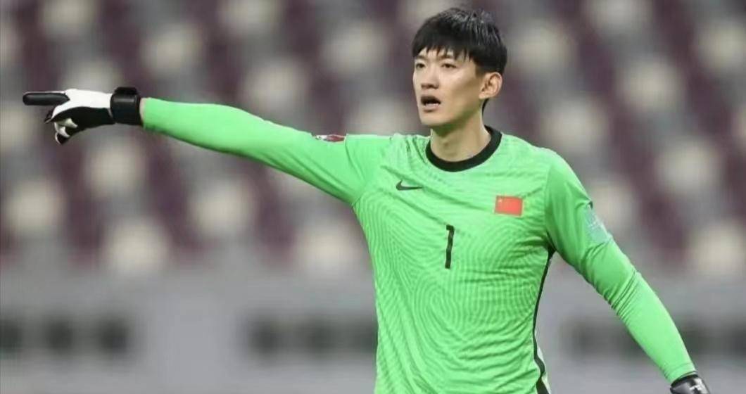 国足门将颜骏凌神扑救主，零封对手