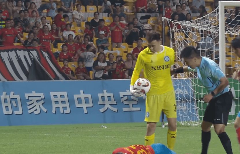 中甲球队欠薪严重,球员集体罢训抗议 中甲球队欠薪严重,球员集体罢训抗议