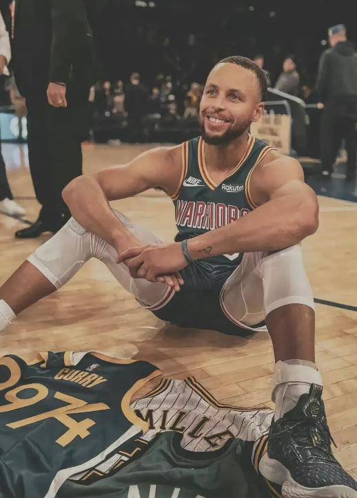 开云体育网址-库里家庭生活曝光：真是人生赢家的简单介绍