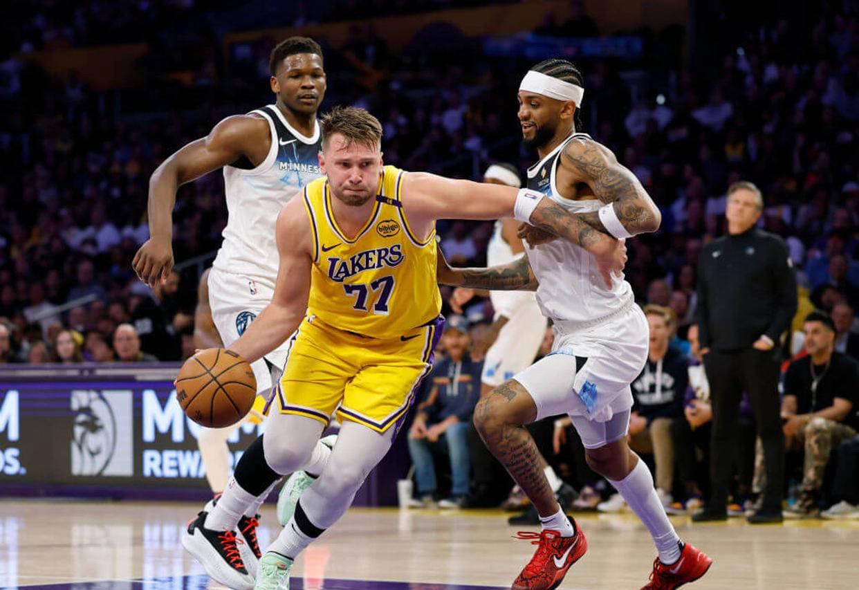 包含东契奇生涯首个四双，联盟炸锅！的词条