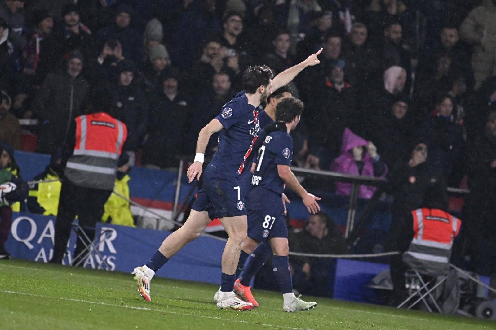 包含巴黎连胜不止，恩里克打法成型？的词条