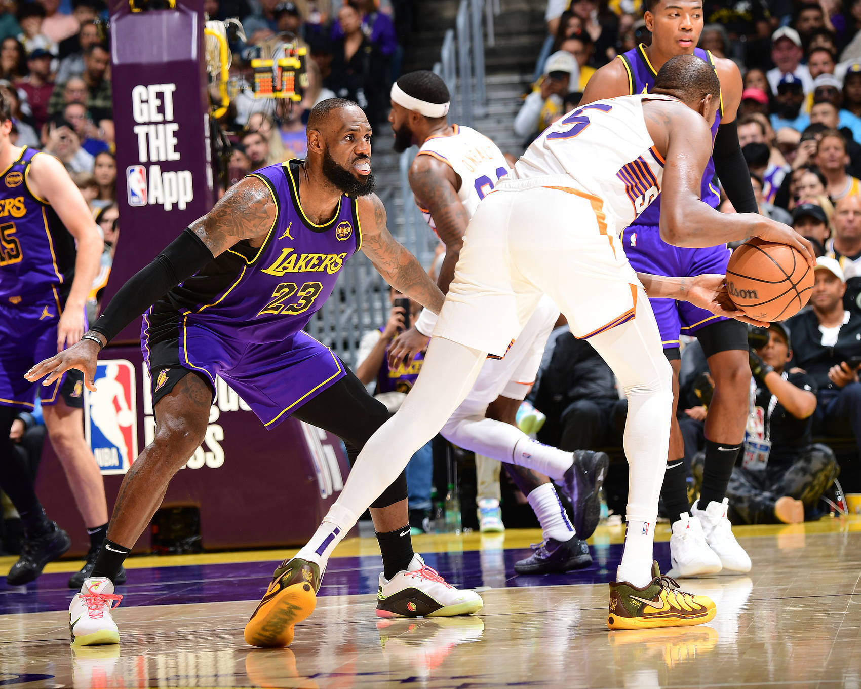 开云体育在线登录-湖人vs篮网圣诞大战：詹姆斯&杜兰特对轰40+