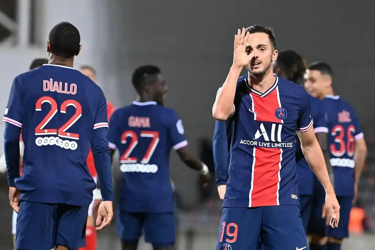 “法甲的忠实球迷，如何支持球队走出低谷？”的简单介绍